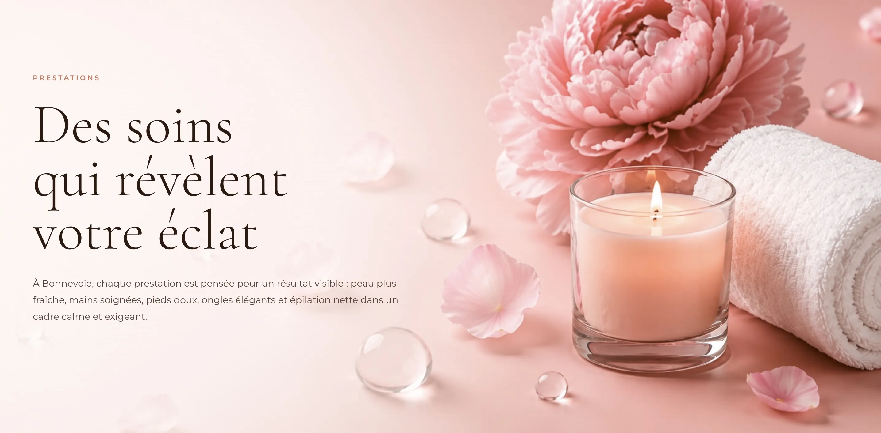 Section hero de la page prestations Maison Rose avec bougie, fleur rose et serviette.