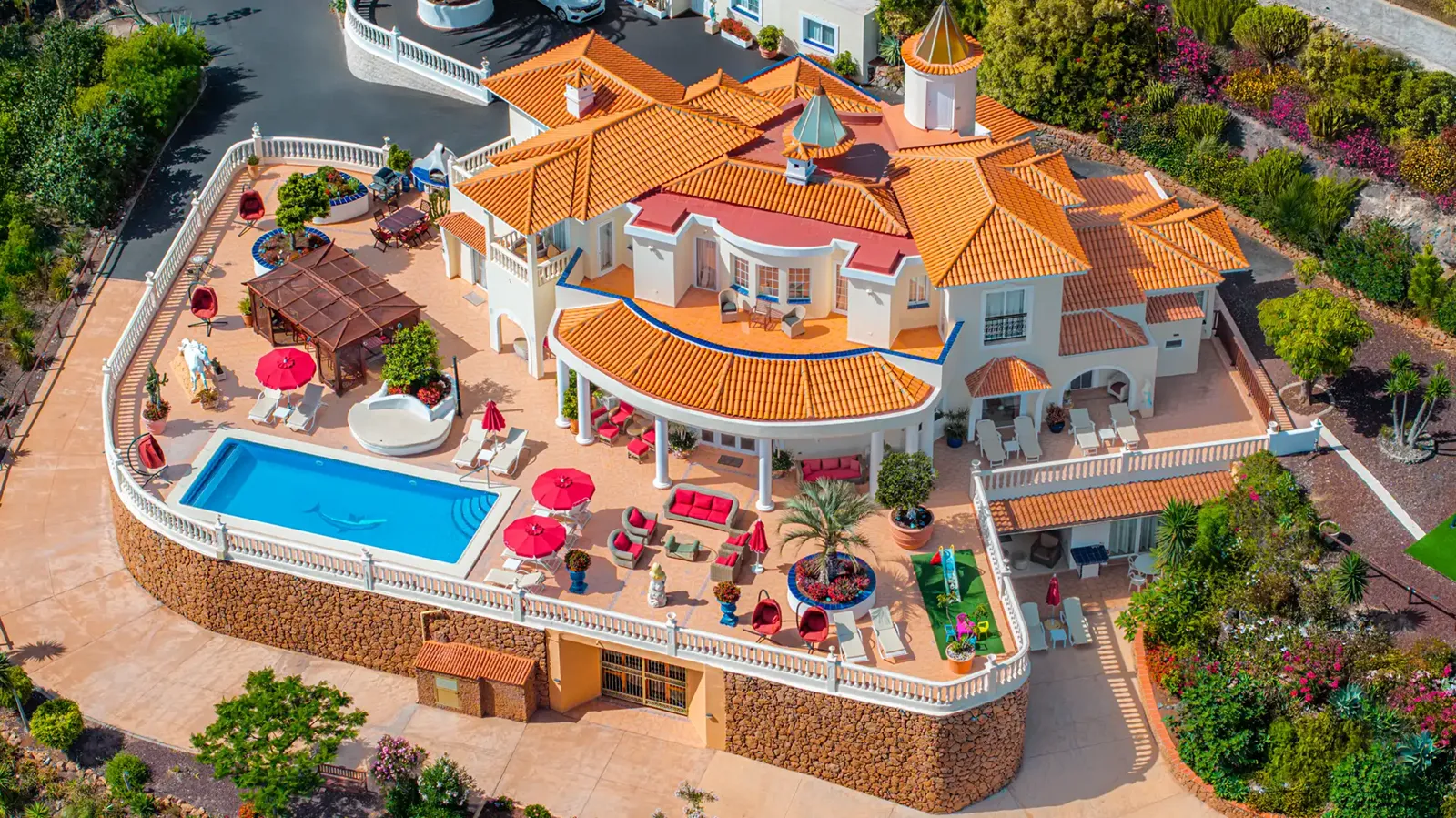 Vue aérienne de Villa Soléa à Adeje, avec sa piscine et ses terrasses face à la côte de Tenerife.